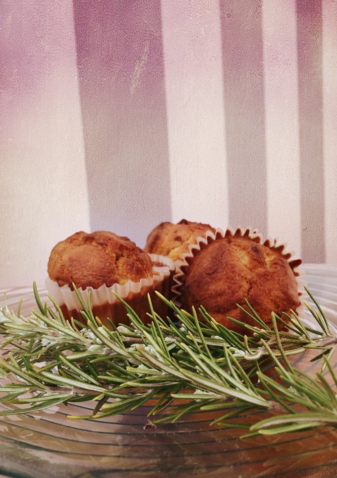 Una foto de Muffins de jamón y romero