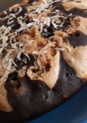 Una foto de Torta integral marmolada 😋