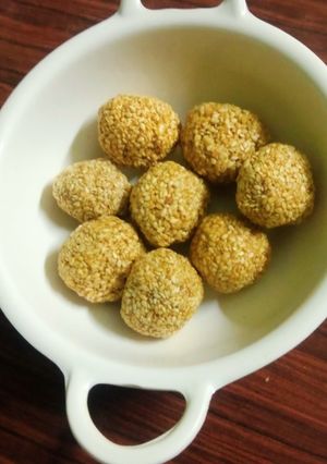 गुड तिल के लड्डू(gud til ke laddu recipe in hindi) रेसिपी मुख्य फोटो