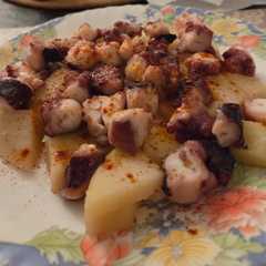 Una foto de Pulpo a la gallega con patatas al pimentón