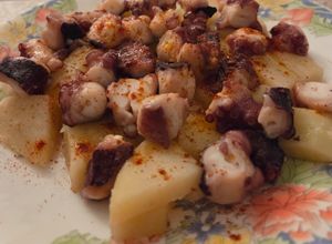 Una foto de Pulpo a la gallega con patatas al pimentón