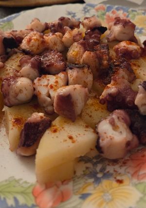 Una foto de Pulpo a la gallega con patatas al pimentón