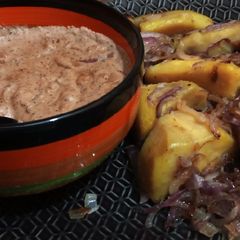 A picture of Fried sweet potato and peanut sauce 😋.