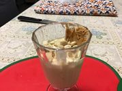 Una foto di yogurt greco e burro di arachidi