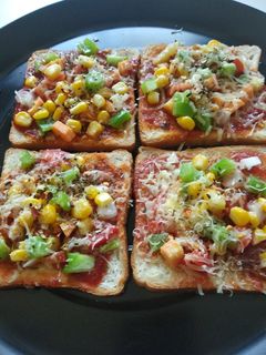 બ્રેડ પીઝા (Bread Pizza Recipe In Gujarati) રેસીપી મુખ્ય ફોટો