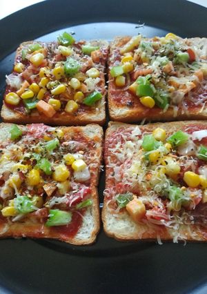 બ્રેડ પીઝા (Bread Pizza Recipe In Gujarati) રેસીપી મુખ્ય ફોટો
