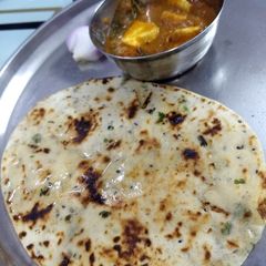 A picture of Tawa naan with paneer gravy.