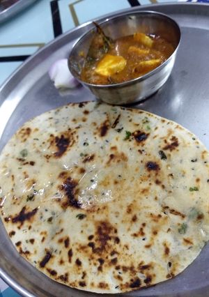 A picture of Tawa naan with paneer gravy.