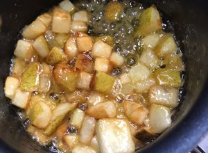 Una foto de Peras caramelizadas con vino blanco