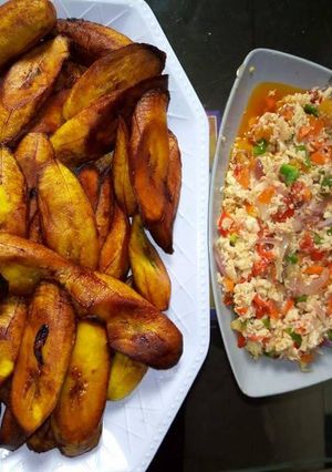 A picture of Fried plantain with egg sauce.
