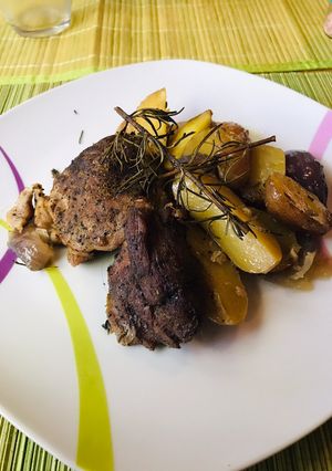 Parázsburgonyával sült, sörrel borított sertéscomb, rozmaringgal recept fotója