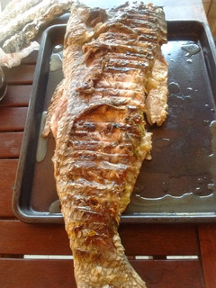 Una foto de Asado a la parrilla de corvina negra (carbonera) rellena