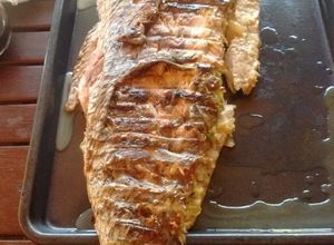 Una foto de Asado a la parrilla de corvina negra (carbonera) rellena