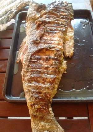 Una foto de Asado a la parrilla de corvina negra (carbonera) rellena