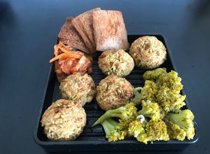 Hình của món 🍙 Cơm nắm nướng - ăn cùng bông cải xanh 🥦 và nước sốt mù tạt | Món chay.