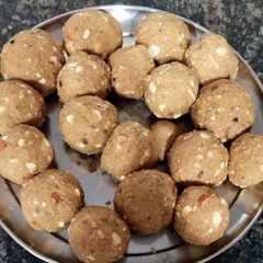 A picture of Gond laddu.