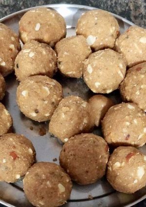 A picture of Gond laddu.