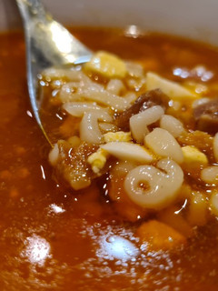 Una foto de Sopa de pasta con zanahoria y chorizo
