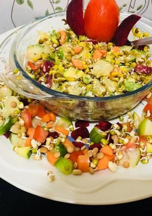 स्प्राउट्स सलाद (Sprouts salad recipe in hindi) रेसिपी मुख्य फोटो