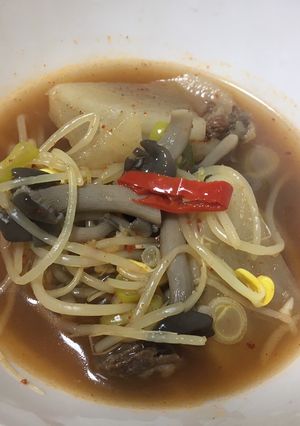 Hình của món Canh thịt bò cay (얼큰 쇠고기 무국).