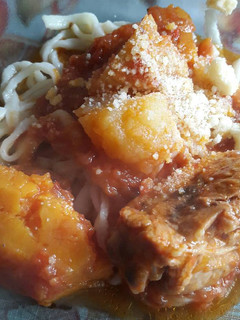 Una foto de Salsa con pollo y fideos
