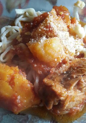 Una foto de Salsa con pollo y fideos