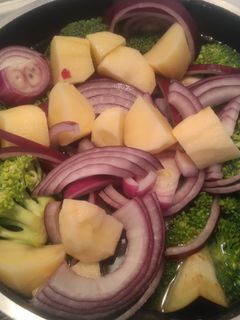 Una foto de Crema de brócoli, cebolla morada y patata