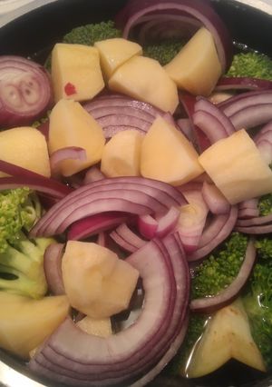 Una foto de Crema de brócoli, cebolla morada y patata
