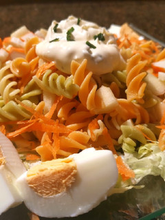 Una foto de Ensalada de pasta con fruta y verdura