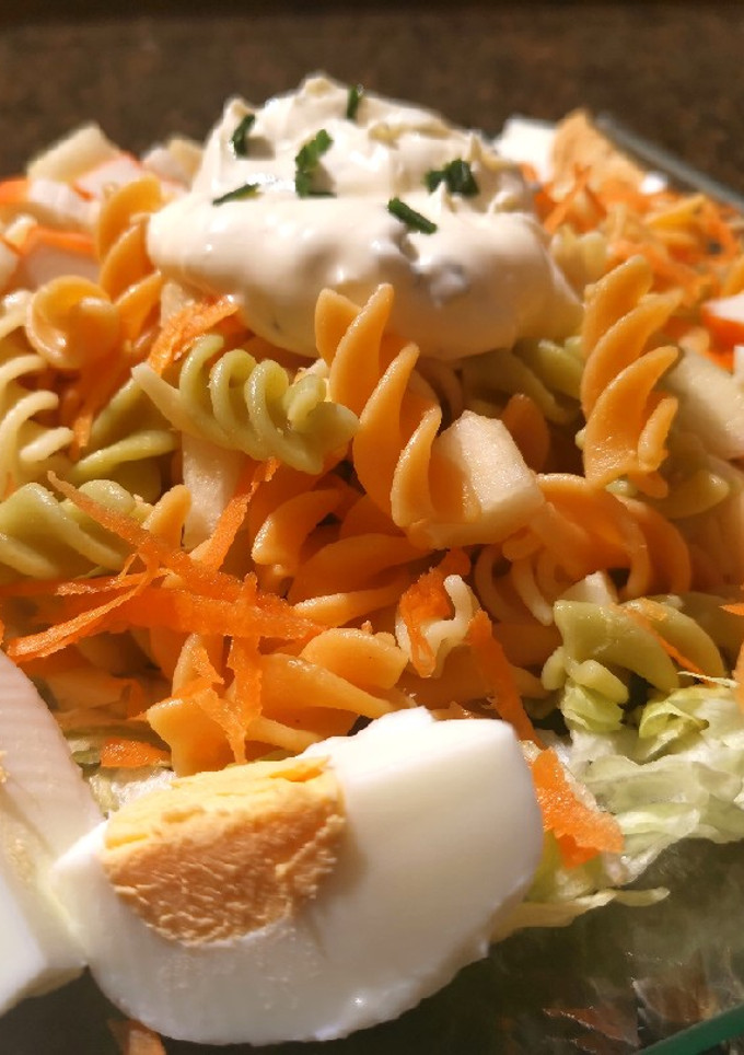 Una foto de Ensalada de pasta con fruta y verdura