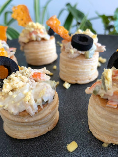 Una foto de Volovanes rellenos de atún y surimi