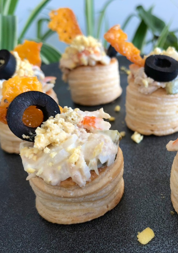 Una foto de Volovanes rellenos de atún y surimi