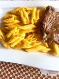Penne (pasta corta) a la huancaína con bisteck