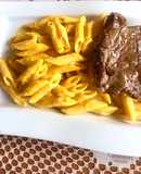 Penne (pasta corta) a la huancaína con bisteck