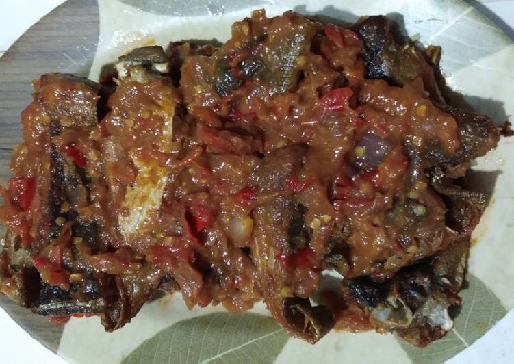 Proses meracik Ikan pari penyet sambal yang Bisa Manjain Lidah