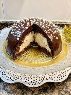 Una foto de Semiesfera de chocolate rellena de crema ricotta a la naranja
