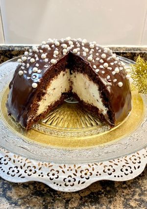 Una foto de Semiesfera de chocolate rellena de crema ricotta a la naranja