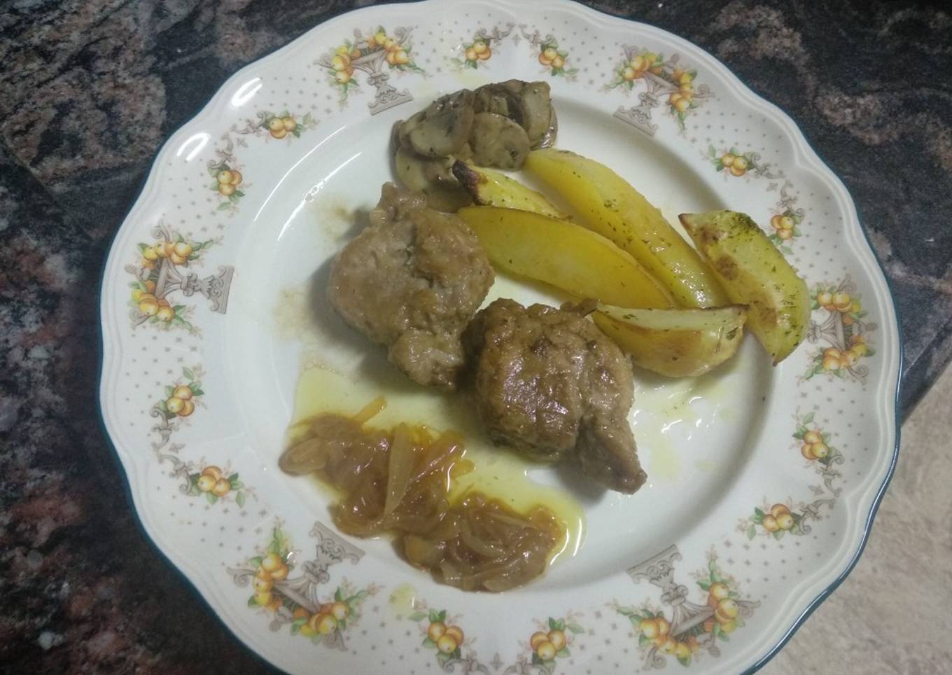 Solomillo al Pedro Ximénez con cebolla caramelizada y patatas