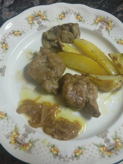 Una foto de Solomillo al Pedro Ximénez con cebolla caramelizada y patatas
