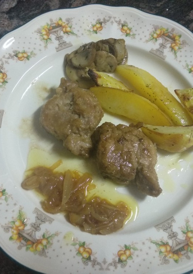 Una foto de Solomillo al Pedro Ximénez con cebolla caramelizada y patatas