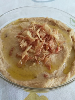 Una foto de Hummus con cebolla