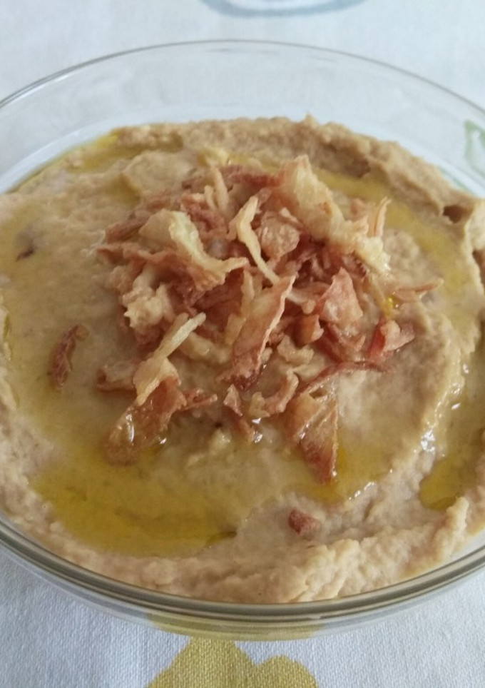 Una foto de Hummus con cebolla
