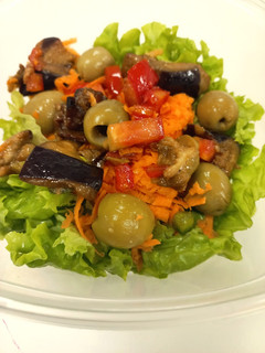 Una foto de Ensalada🥗 Lechuga con Aceitunas y Berenjenas
