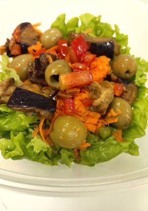 Una foto de Ensalada🥗 Lechuga con Aceitunas y Berenjenas