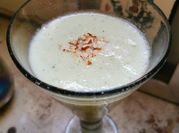 Una foto de gazpacho de pepino y yogurt