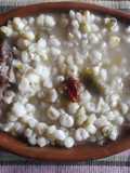 Sopa de maíz blanco en olla de barro
