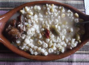 Una foto de Sopa de maíz blanco en olla de barro