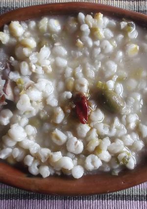 Una foto de Sopa de maíz blanco en olla de barro