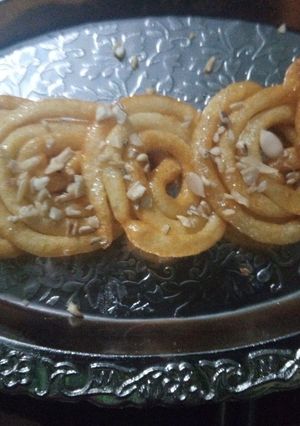 मिल्क पावडर मिक्स जिलेबी (milk powde jalebi recipe in marathi) रेसिपी चे मुख्य फोटो 