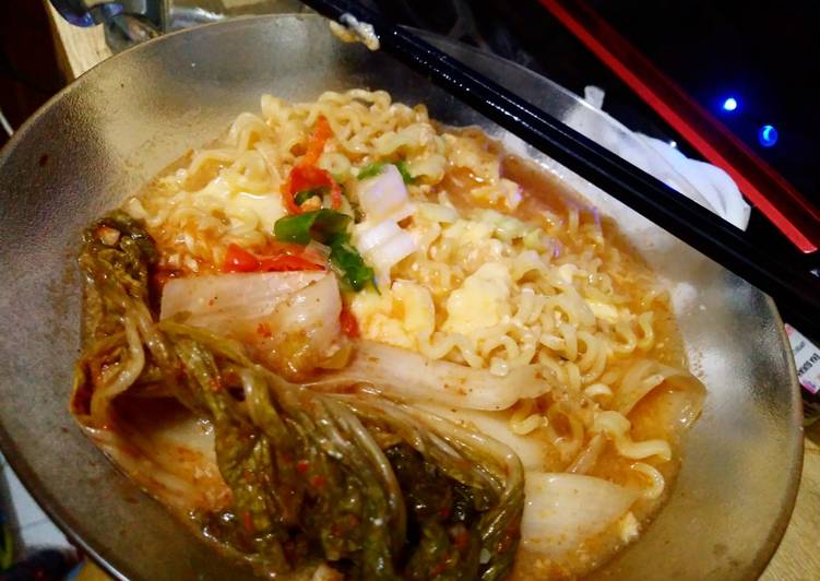 Cara Gampang Membuat Indomie Ayam Bawang Kimchi, Bisa Manjain Lidah